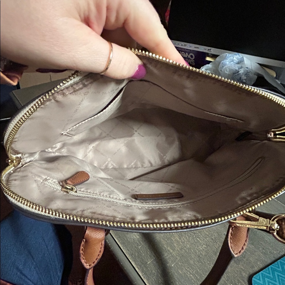 Michael Kors Cindy large dome satchel in the signature logo vanilla print canvas - Picture 4 of 8